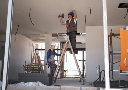full-shot-man-woman-standing-ladder